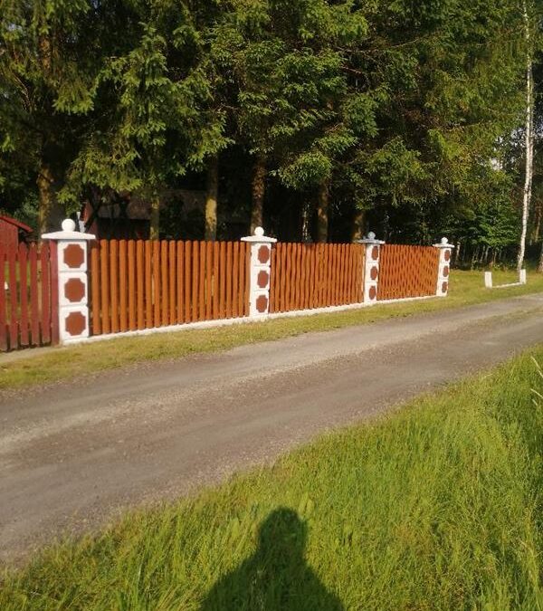 Ako Vybrať Ideálnu Farbu Kovových Latiek pre Váš Záhradný Plot? Praktické Tipy a Inšpirácie